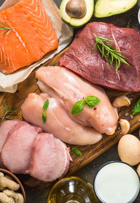 Thịt nạc như gà, bò, cá hồi giúp cung cấp protein chất lượng cao